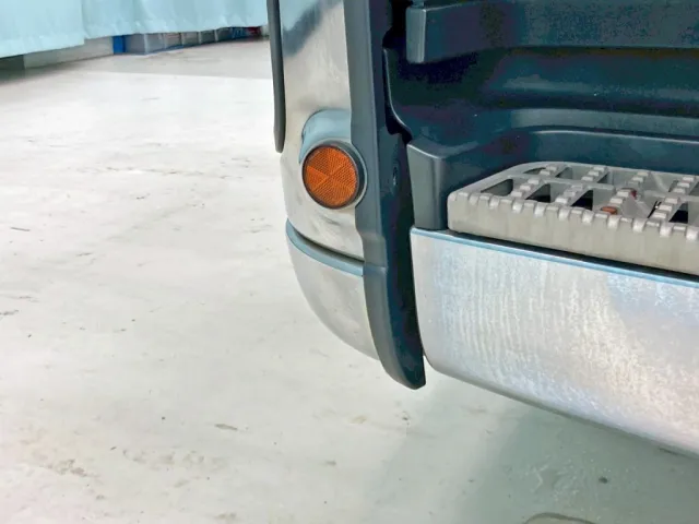 フロントバンパー助手席側カバー留め具が欠品しています。|いすゞ ギガ QKG-CYL77Aの写真48