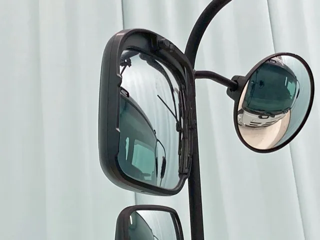 助手席側サイドミラーのワイパーゴムがちぎれています。|いすゞ ギガ QKG-CYL77Aの写真49