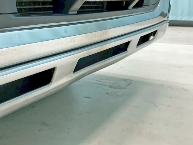 フロントバンパー中央部にヘコミがあります。|いすゞ ギガ QKG-CYL77Aの写真50