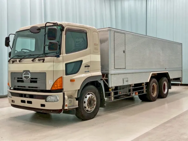 アルミ枠組み付きのバキューム車です。|日野 プロフィア QKG-FR1APBAの写真1