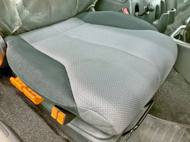 運転席座面にヘタリがあります。|日野 プロフィア QKG-FR1APBAの写真8