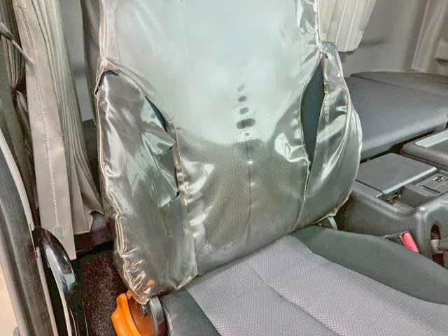 運転席背もたれカバーに破れがあります。|日野 プロフィア QKG-FR1APBAの写真9