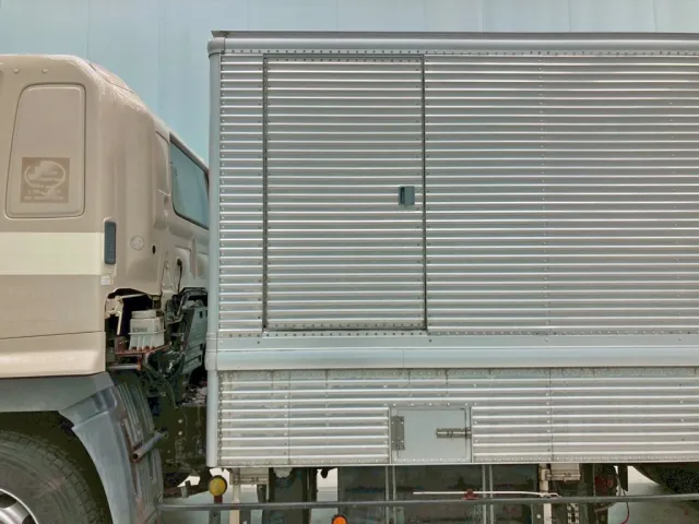 ボディー助手席側前方に片開き式のサイドドアが付いています。|日野 プロフィア QKG-FR1APBAの写真19