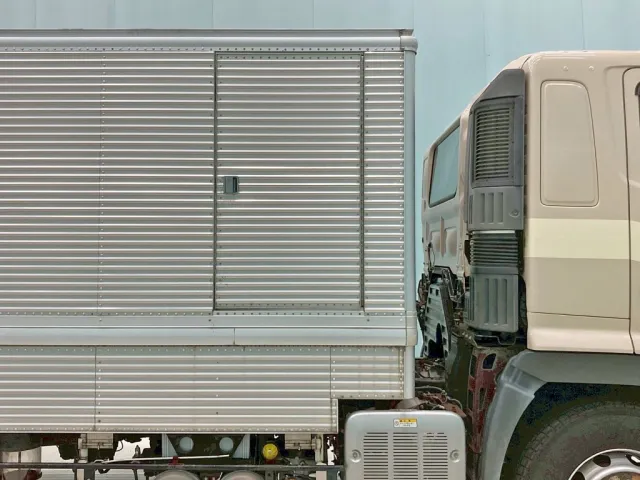 ボディー運転席側前方に片開き式のサイドドアが付いています。|日野 プロフィア QKG-FR1APBAの写真25