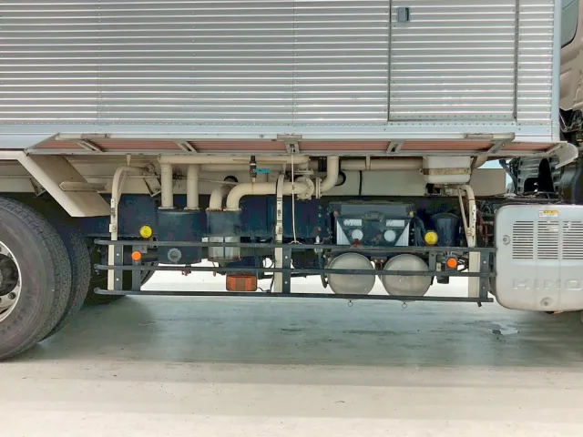 ボディー運転席側下部のカバーを開いた状態です。|日野 プロフィア QKG-FR1APBAの写真29