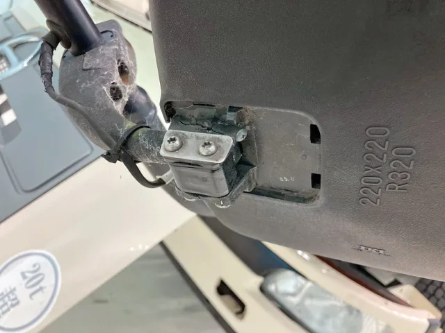 助手席側補助ミラー取付部に割れがあります。|日野 プロフィア QKG-FR1APBAの写真34