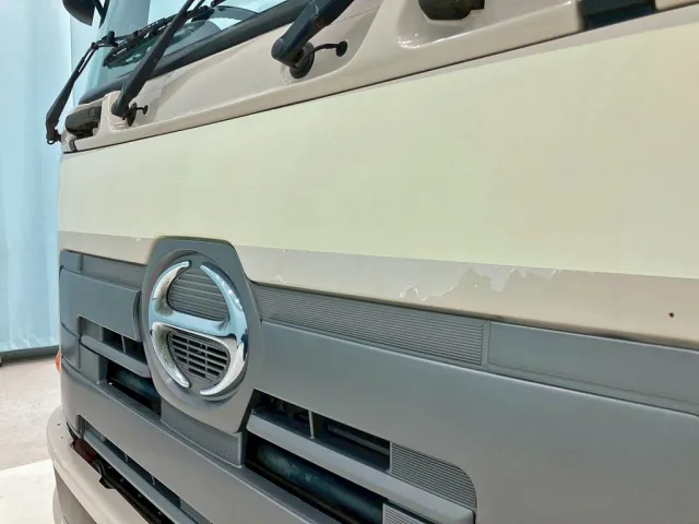 フロントパネル助手席側に塗装剝がれがあります。|日野 プロフィア QKG-FR1APBAの写真35