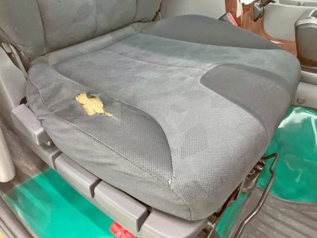 運転席座面にヘタリ・破れがあります。|UDトラックス クオン 2PG-CG5CAの写真8