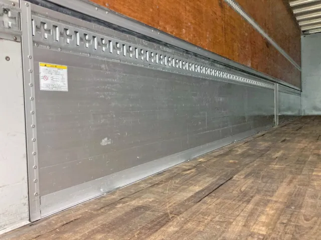 助手席側アオリの所々にキズ・ヘコミがあります。(後方)|UDトラックス クオン 2PG-CG5CAの写真12