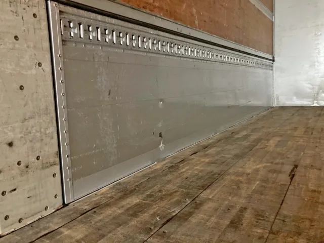 助手席側アオリの所々にキズ・ヘコミがあります。(前方)|UDトラックス クオン 2PG-CG5CAの写真13