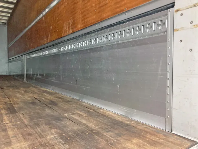 運転席側アオリの所々にキズ・ヘコミがあります。(後方)|UDトラックス クオン 2PG-CG5CAの写真14