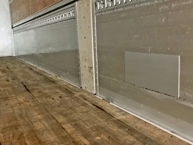 運転席側アオリ中央部にパッチ当てがあります。|UDトラックス クオン 2PG-CG5CAの写真15