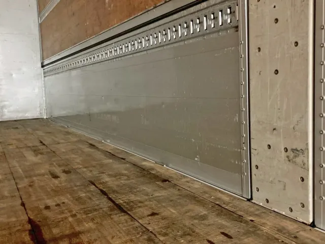 運転席側アオリの所々にキズ・ヘコミがあります。(前方)|UDトラックス クオン 2PG-CG5CAの写真16