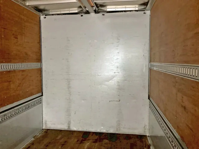 プロテクター下部にヘコミがあります。|UDトラックス クオン 2PG-CG5CAの写真17