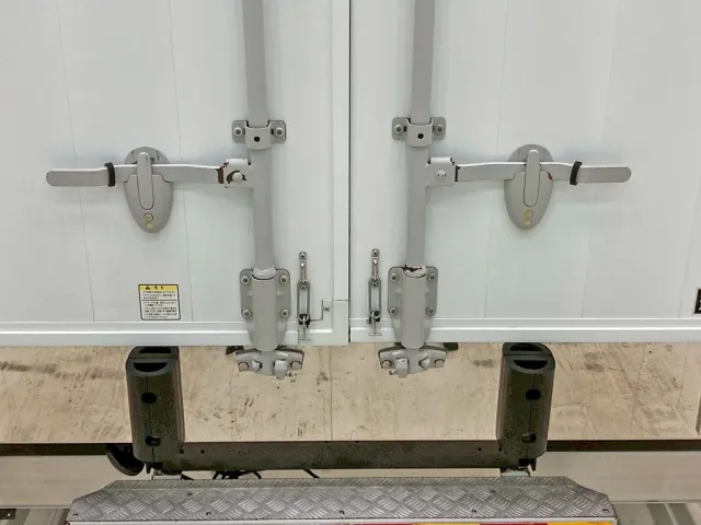 助手席側ハンマーロックの開閉不良(固い)です。|UDトラックス クオン 2PG-CG5CAの写真18