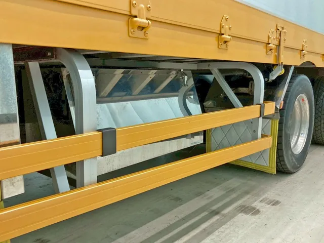 ボディー運転席側後方にステンレス製の工具箱が付いています。|UDトラックス クオン 2PG-CG5CAの写真19