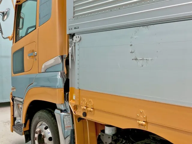 助手席側アオリ前方にキズ・ヘコミがあります。|UDトラックス クオン 2PG-CG5CAの写真20