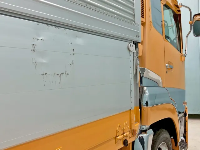 運転席側アオリ前方にキズ・ヘコミがあります。|UDトラックス クオン 2PG-CG5CAの写真21