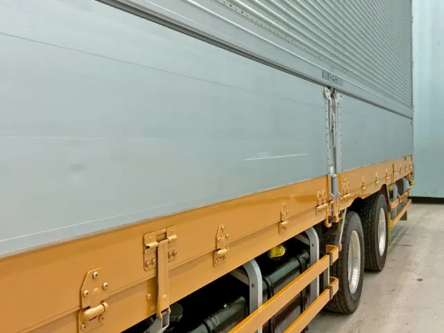 助手席側アオリにヘコミ・引きキズがあります。(前方)|UDトラックス クオン 2PG-CG5CAの写真22