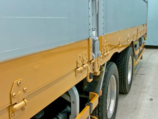 助手席側アオリにヘコミ・引きキズがあります。(中央)|UDトラックス クオン 2PG-CG5CAの写真23