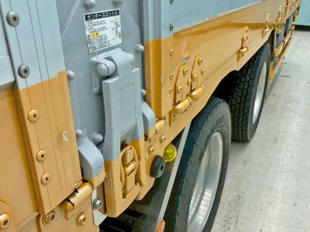 助手席側アオリにヘコミ・引きキズがあります。(中央)|UDトラックス クオン 2PG-CG5CAの写真24