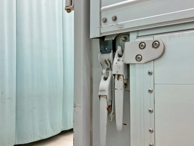 運転席側羽根後方に引きキズがあります。|UDトラックス クオン 2PG-CG5CAの写真29