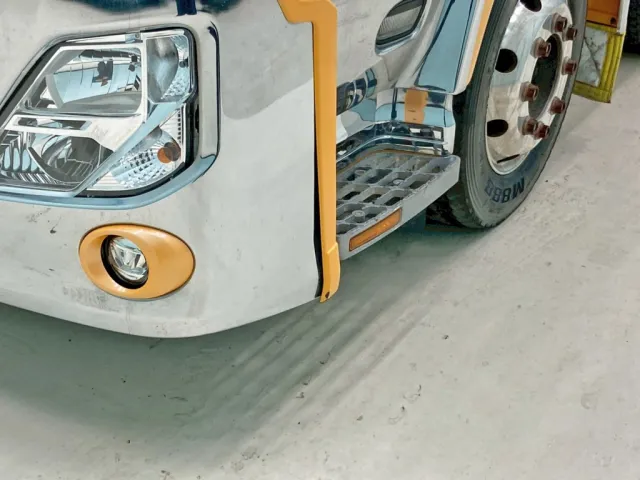 フロントバンパー助手席側カバーが少々外れています。|UDトラックス クオン 2PG-CG5CAの写真30