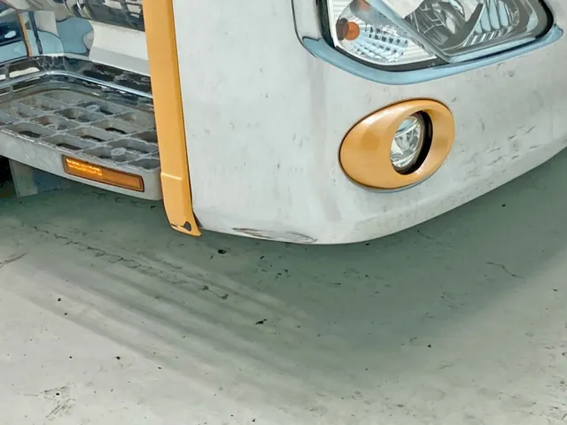 フロントバンパー運転席側にヘコミがあります。|UDトラックス クオン 2PG-CG5CAの写真31