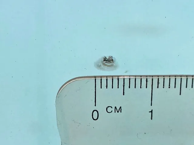 フロントガラスの中央下部に飛び石跡があります。|UDトラックス クオン 2PG-CG5CAの写真32