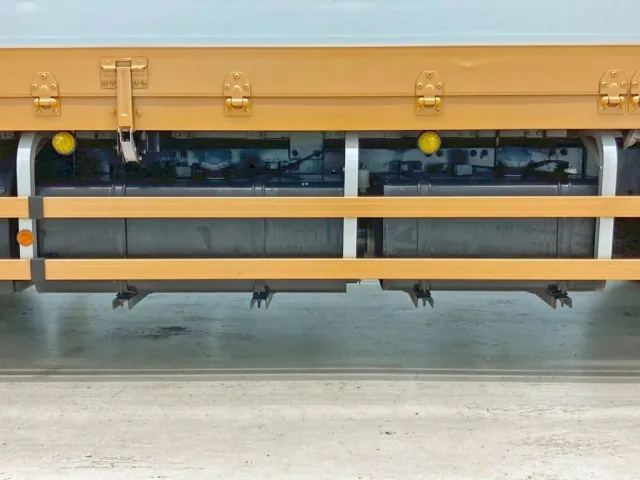 燃料タンクは300Lと200Lが付いています。|UDトラックス クオン 2PG-CG5CAの写真34