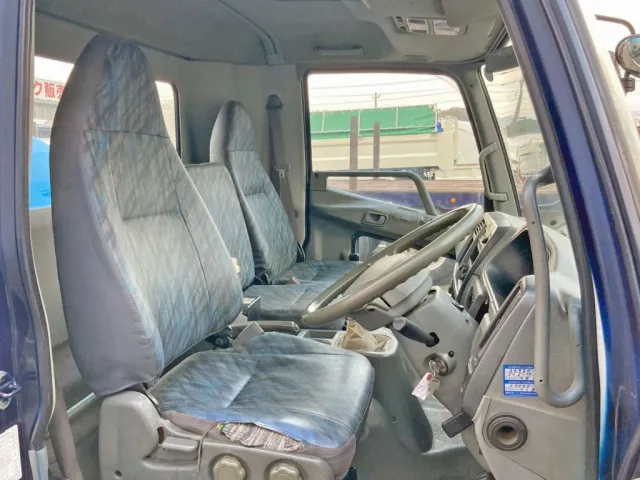 乗車定員は3名です。(ベッドレスキャビンです)|三菱 ファイター KK-FK71GC(2WD)の写真7