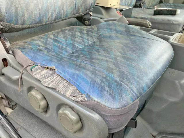 運転席座面にヘタリ・破れがあります。|三菱 ファイター KK-FK71GC(2WD)の写真8