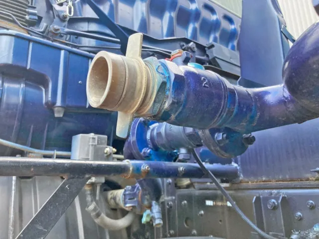 散水ホース接続部ボールバルブ根本に水漏れがあります。|三菱 ファイター KK-FK71GC(2WD)の写真16