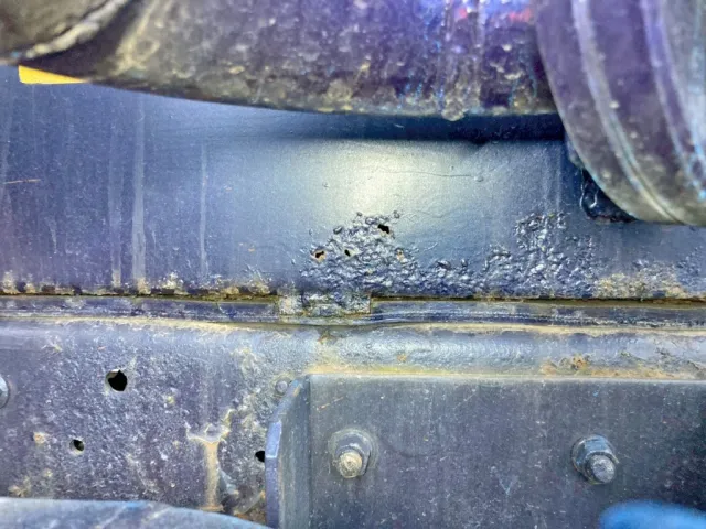 助手席側縦ネタに腐食・穴あきがあります。|三菱 ファイター KK-FK71GC(2WD)の写真17