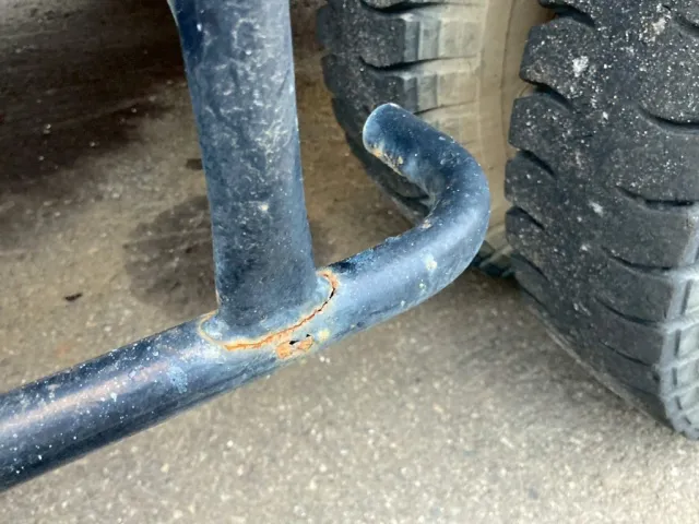 助手席側サイドバンパー後方に亀裂があります。|三菱 ファイター KK-FK71GC(2WD)の写真19