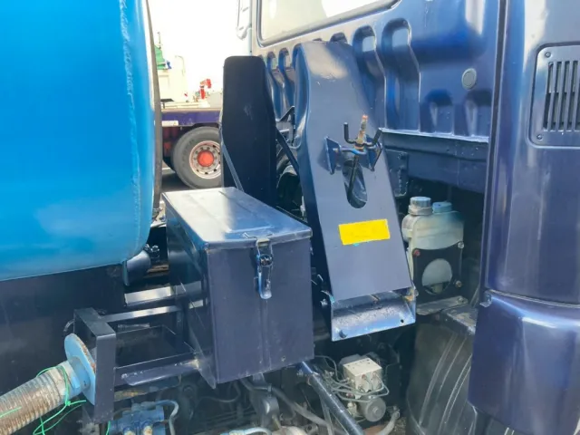 運転席側に工具箱が付いています。(スペアタイヤ欠品しています)|三菱 ファイター KK-FK71GC(2WD)の写真21