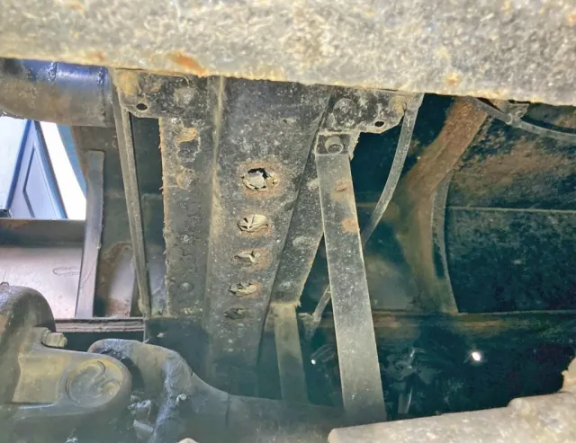 下回りの状態です。(中央)|三菱 ファイター KK-FK71GC(2WD)の写真25