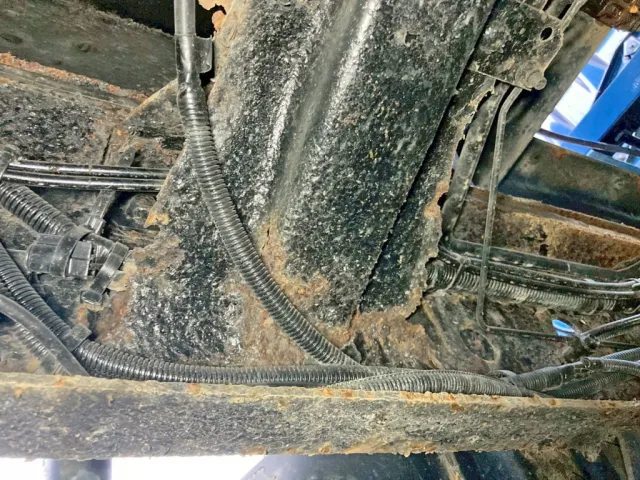 フロントNo2クロスメンバー助手席側に腐食・欠損があります。|三菱 ファイター KK-FK71GC(2WD)の写真26