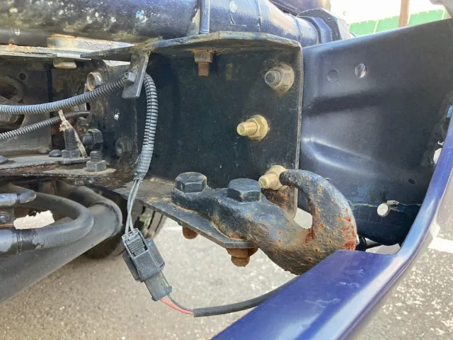 助手席側メインフレーム先端のけん引フック取り付け部に曲がりがあります。|三菱 ファイター KK-FK71GC(2WD)の写真31