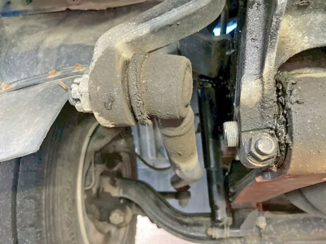 ドラックリンク前側ブーツに破れがあります。|三菱 ファイター KK-FK71GC(2WD)の写真32