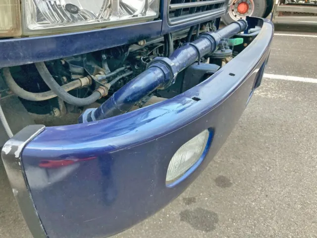 フロントバンパー運転席側上部に少々歪みがあります。|三菱 ファイター KK-FK71GC(2WD)の写真34