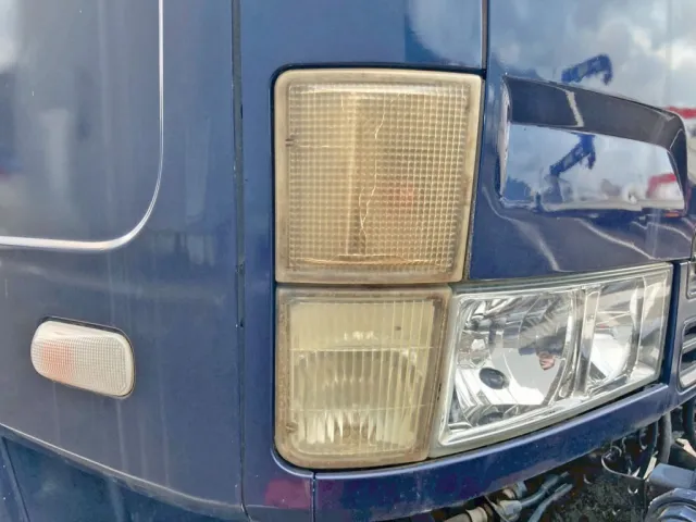 運転席側上部ウインカー・下部コーナーランプ不灯 及び ウインカーレンズに亀裂があります。|三菱 ファイター KK-FK71GC(2WD)の写真36
