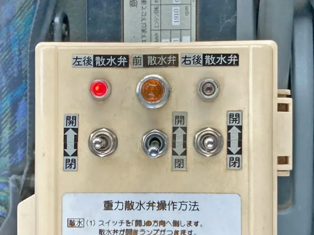 散水スイッチです。(左後方散水弁開閉表示灯消えない 及び 右後方散水弁開閉表示灯不灯です)|三菱 ファイター KK-FK71GC(2WD)の写真40