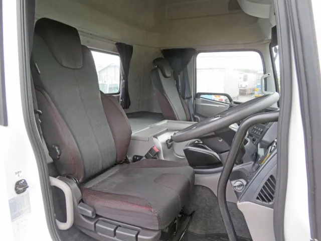運転席座面にヘタリ・破れがあります。(ハイルーフキャビンです)|UDトラックス クオン 2PG-GK5AADの写真6