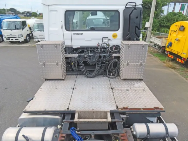 踊り場の状態です。(軽いサビ水跡があります)|UDトラックス クオン 2PG-GK5AADの写真9