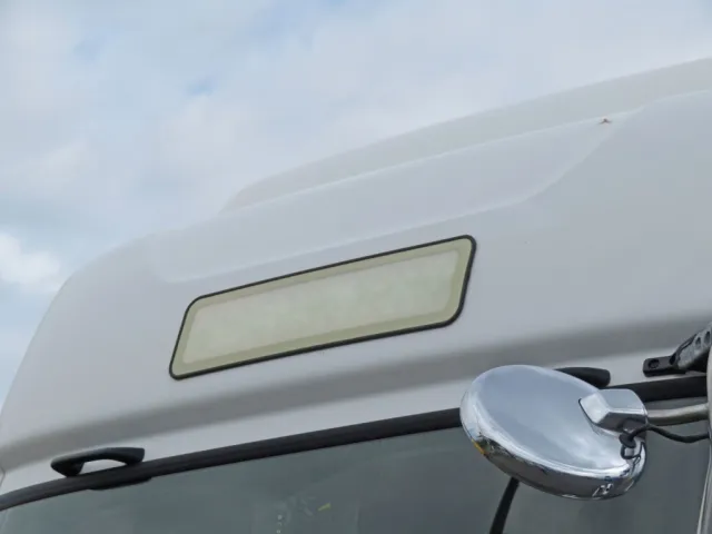 アンドンに看板はがし跡があります。(貼り付けタイプのアンドンです)|UDトラックス クオン 2PG-GK5AADの写真16