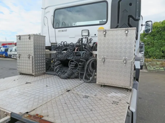 踊り場にアルミ製の縞板で出来た物入が付いています。|UDトラックス クオン 2PG-GK5AADの写真17