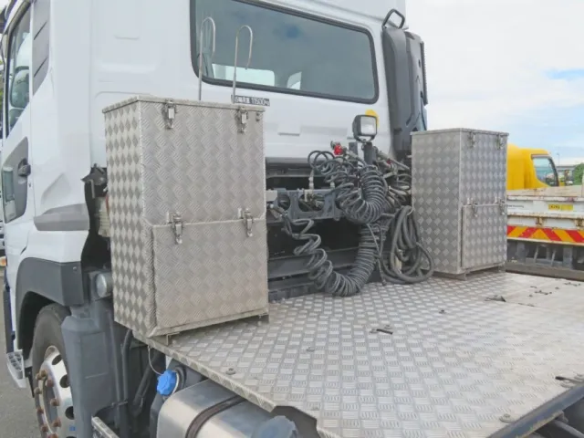 踊り場にアルミ製の縞板で出来た物入が付いています。|UDトラックス クオン 2PG-GK5AADの写真18