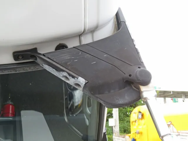 助手席側ミラーの付け根に変色跡があります。|UDトラックス クオン 2PG-GK5AADの写真24