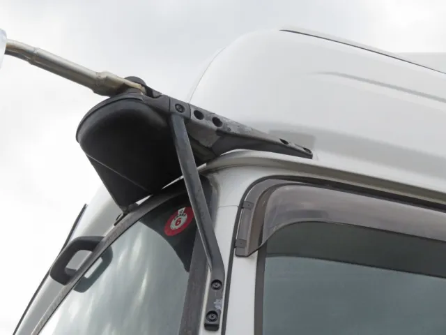 助手席側ミラーの付け根に変色跡があります。|UDトラックス クオン 2PG-GK5AADの写真25